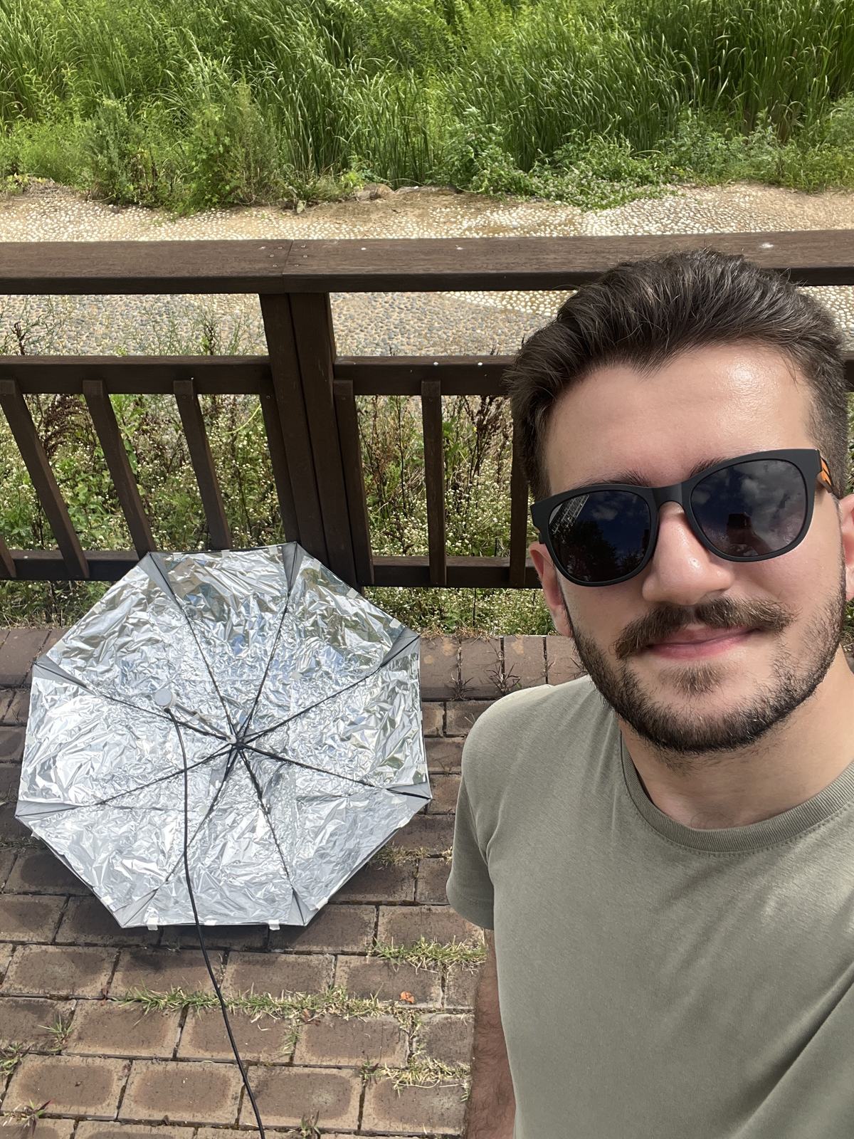 Aluminum foil umbrella reflector beside the Yagi-Uda antenna